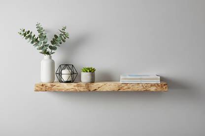 Dekoriertes Holzregal frontal mit neuer Deko