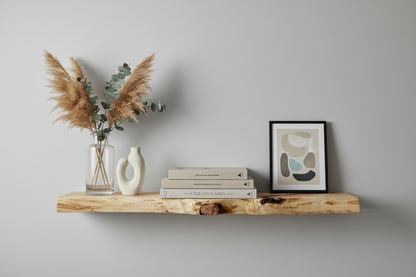 Dekoriertes Holzregal frontal