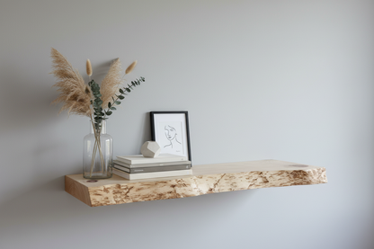 Dekoriertes Holzregal